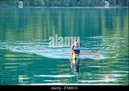 Nimoa Island - Qui la missione isola impressioneranno. I cinque facciate chiesa presenta dipinti murali di isola la vita e la missione di tutti gli edifici sono circondati da ben curati sentieri e giardini pieni di piante in fiore. Bordato da una giungla-montagne coperte, le spiagge da cartolina e acque cristalline - un'isola un vero paradiso! L'arcipelago Louisiade è una stringa di dieci più grandi isole vulcaniche spesso circondate da barriere coralline e 90 piccole isole coralline che si trova a 200 km a sud-est della Nuova Guinea Foto Stock