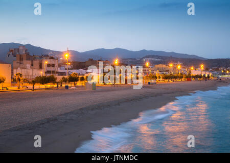 Spiaggia di Badalona in penombra . Spagna Foto Stock