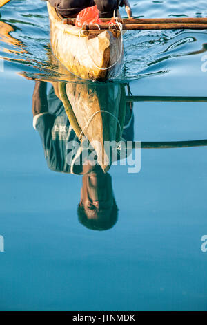 Nimoa Island - Qui la missione isola impressioneranno. I cinque facciate chiesa presenta dipinti murali di isola la vita e la missione di tutti gli edifici sono circondati da ben curati sentieri e giardini pieni di piante in fiore. Bordato da una giungla-montagne coperte, le spiagge da cartolina e acque cristalline - un'isola un vero paradiso! L'arcipelago Louisiade è una stringa di dieci più grandi isole vulcaniche spesso circondate da barriere coralline e 90 piccole isole coralline che si trova a 200 km a sud-est della Nuova Guinea Foto Stock