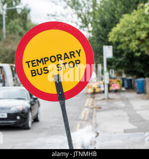 Temporanea fermata bus segno, Nottinghamshire, England, Regno Unito Foto Stock