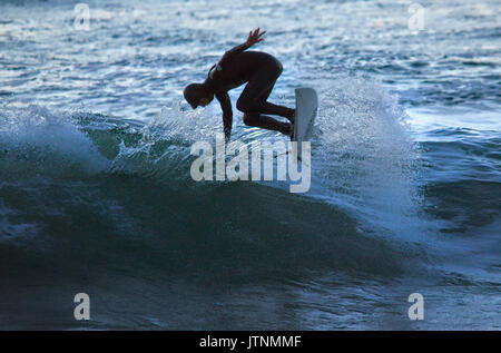 La regolarità e la bellezza delle onde a Le Loch spiaggia hanno reso questo un hot spot per i surfisti. Le Loch, Guidel, Brittany. Foto Stock