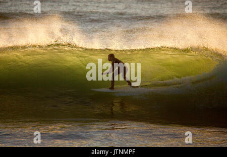 La regolarità e la bellezza delle onde a Le Loch spiaggia hanno reso questo un hot spot per i surfisti. Le Loch, Guidel, Brittany. Foto Stock