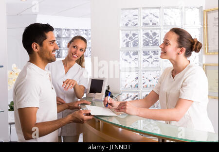 Sorridente uomo europeo paziente visita clinica medica Foto Stock