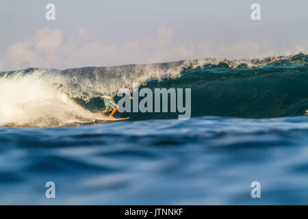 Fotografia del surfista wave riding, Lakey Peak, central Sumbawa, Indonesia Foto Stock