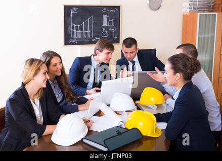 Team di architetti che lavorano e di brainstorming in ufficio. Messa a fuoco selettiva Foto Stock