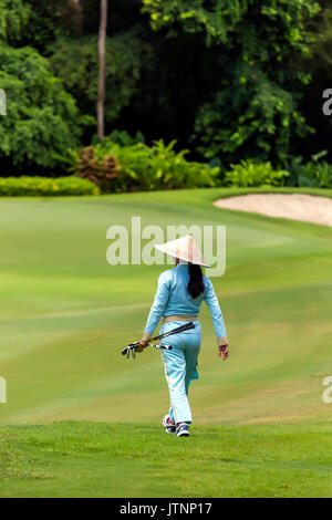 Asian golf caddy,Bali, Indonesia Foto Stock