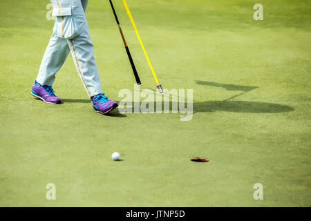 Asian golf caddy,Bali, Indonesia Foto Stock