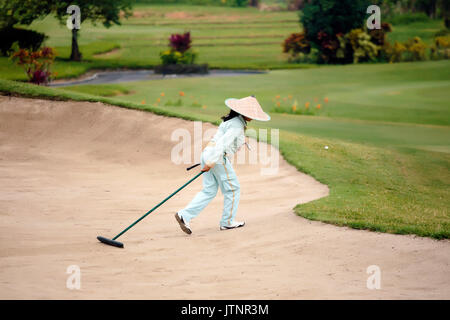 Asian golf caddy, Bali, Indonesia Foto Stock