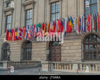 Vienna, Austria - 23 maggio 2017: bandiere colorate su una parete del palazzo imperiale Hofburg di Vienna Foto Stock