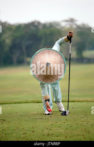 Asian golf caddy, Bali, Indonesia Foto Stock