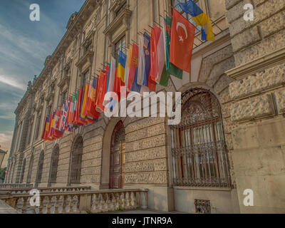 Vienna, Austria - 23 maggio 2017: bandiere colorate su una parete del palazzo imperiale Hofburg di Vienna Foto Stock