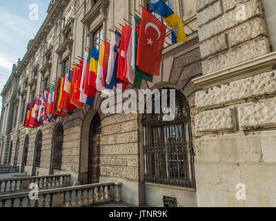 Vienna, Austria - 23 maggio 2017: bandiere colorate su una parete del palazzo imperiale Hofburg di Vienna Foto Stock