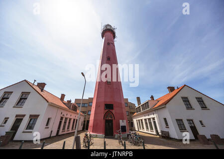 Intero e vista completa dell'Scheveningen faro rosso circondato da case di pescatori, Paesi Bassi Foto Stock