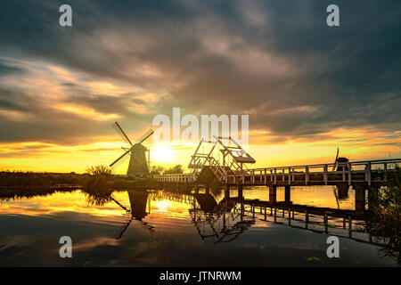 Alba sul kinderdijk windmill costruito nel 17 secolo, il patrimonio mondiale UNESCO monumenti in Alblasserdam, a sud-ovest di Rotterdam, Paesi Bassi Foto Stock