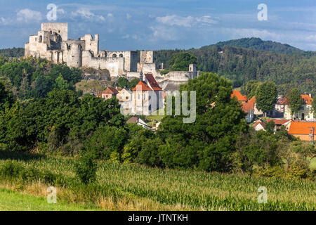 Campagna ceca con un villaggio rurale sotto le rovine del castello di Rabi il castello gotico medievale più grande della Repubblica Ceca Foto Stock