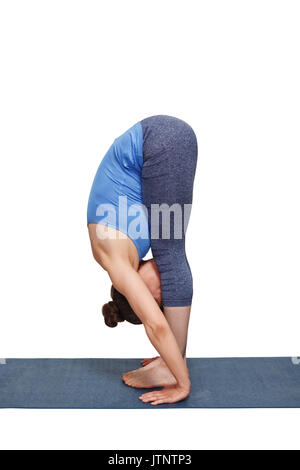 Donna fare yoga asana Uttanasana - permanente di piegare in avanti Foto Stock