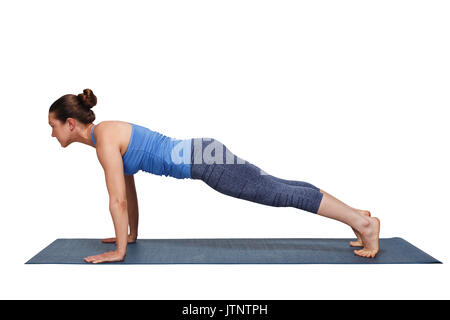 Donna fare yoga Surya Namaskar Sun Salutation asana Utthita cha Foto Stock