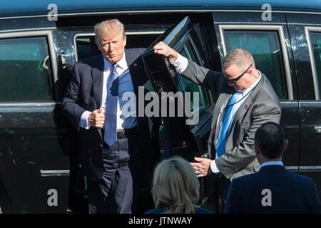 Stati Uniti Presidente Donald Trump arriva dal corteo di automobili per il supporto di revisione prima dell'inizio della sessione annuale della commissione per il giorno della Bastiglia parata militare lungo gli Champs Elysees 14 luglio 2017 a Parigi, Francia. La prima famiglia è a Parigi, per commemorare il centenario del Stati Uniti' entrata in guerra mondiale I e partecipare alle celebrazioni per il giorno della Bastiglia. Foto Stock