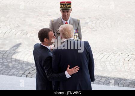 Il Presidente francese Emmanuel Macron chat con U.S. Presidente Donald Trump seguendo l annuale per il giorno della Bastiglia parata militare lungo gli Champs Elysees 14 luglio 2017 a Parigi, Francia. La prima famiglia è a Parigi, per commemorare il centenario del Stati Uniti' entrata in guerra mondiale I e partecipare alle celebrazioni per il giorno della Bastiglia. Foto Stock