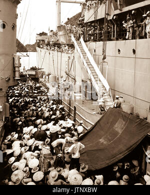 Il Vietnam Rifugiati. USS Montague si abbassa di una scaletta oltre il lato di LSL francese a prendere i rifugiati a bordo. Haiphong, Agosto 1954. PH1 H.S. Hemphill. (Marina) DATA ESATTA SHOT NARA SCONOSCIUTO FILE #: 080-G-644449 guerra & CONFLITTO PRENOTA #: 386 Foto Stock