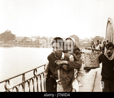 Questo ponte sul Fiume Perfume in tonalità era ancora in piedi come questi rifugiati sono fuggiti attraverso di esso per sfuggire Tet combattimenti, ma ben presto è stato lasciato cadere nel fiume dai comunisti. 1968. (USIA) DATA ESATTA SHOT NARA SCONOSCIUTO FILE #: 306-MVP-22-6 guerra & conflitto prenota #: 405 Foto Stock