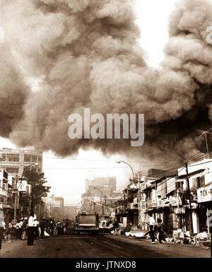 Fumo nero copre aree della capitale e camion fuoco rush per le scene di incendi impostato durante gli attacchi dai Viet Cong durante il Tet festivo periodo di vacanza. Saigon, 1968. (USIA) DATA ESATTA SHOT NARA SCONOSCIUTO FILE #: 306-MVP-25-2 guerra & conflitto prenota #: 418 Foto Stock