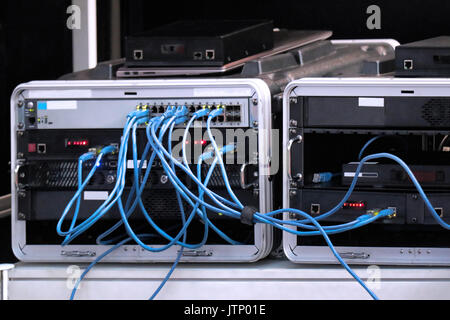 Fascio di cavi all'interno della rete di connessione del router Foto Stock