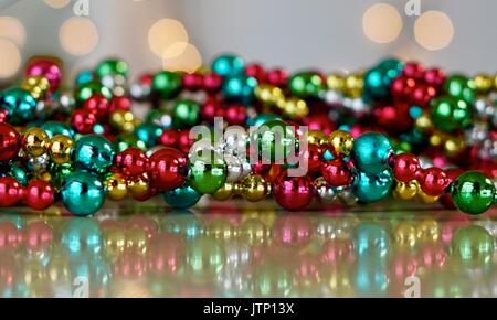 Pila delle colorate ghirlanda di Natale perle Foto Stock