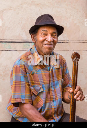 Ritratto di locale musicista cubano, maschio, giocando in una strada, Havana, Cuba Foto Stock