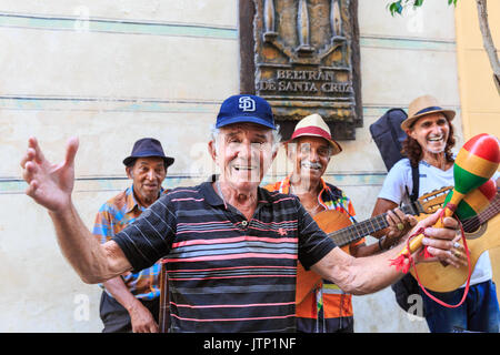 Band di musicisti, gioco di gruppo di salsa e musica cubana in strada nella Habana Vieja, Havana, Cuba Foto Stock