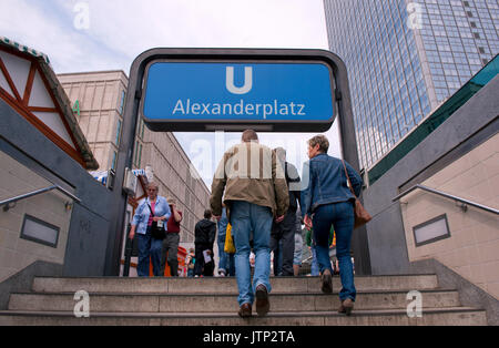 La gente camminare fuori dalla Alexanderplatz stazione della U-Bahn, Berlino, Germania Foto Stock