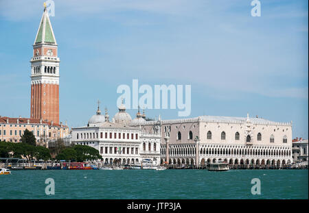 Waterfront vista sul Canal Grande di Venezia che mostra il Campanile ed il Palazzo Ducale Foto Stock