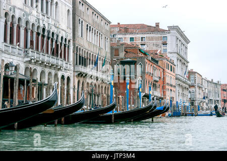 Gondole attraccate al waterfront dal Palazzo del Doge di Venezia, Italia Foto Stock