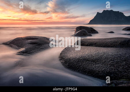 Tramonto panoramico con acqua liscia a notte estiva in Lofoten, Norvegia Foto Stock