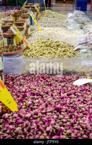 Gli ingredienti secchi per la produzione di tè alle erbe in vendita in un supermercato cinese. Foto Stock