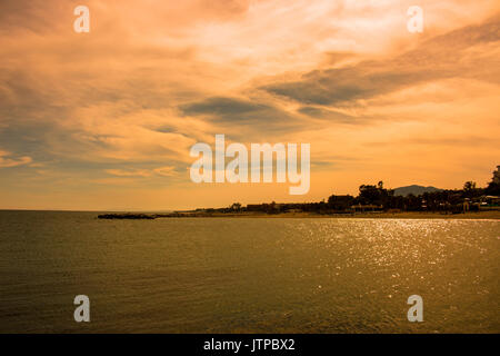 Sunset beach. Bella vista al tramonto. Puerto Banus, città di Marbella, Costa del Sol, Andalusia, Spagna. Foto Stock