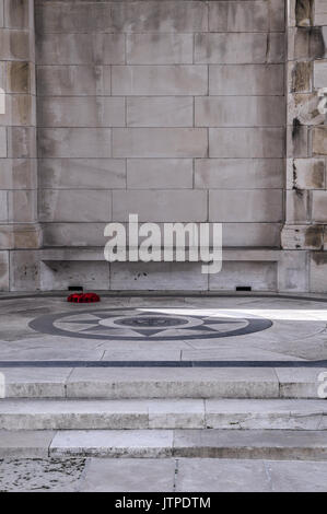 Ieper's arco trionfale, la menin gate, e Mausoleo che onora il mancante della I guerra mondiale nelle Fiandre, in Belgio contenente 54,395 soldato nomi Foto Stock