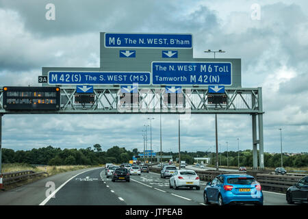 Segno blu sull'autostrada M6, a est di Birmingham, per il sud ovest o nord-ovest dell'Inghilterra, Regno Unito. Foto Stock