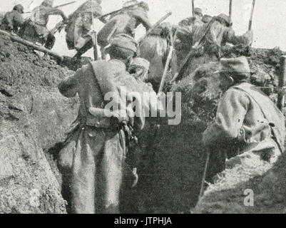 Le truppe francesi di andare oltre la parte superiore, WW1 Foto Stock