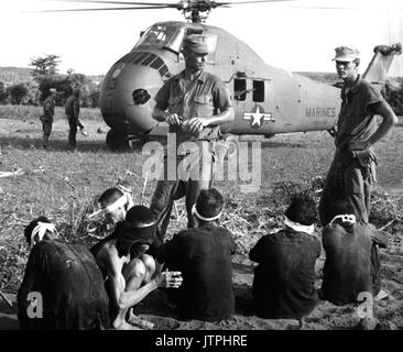 Funzionamento Starlight, U.S. Marine Corps cerca e distruggere il funzionamento a sud di Chu Lai. VC vittime si fermò a 599 uccisi e sei catturato. Il Viet Cong prigionieri attendono di essere trasportato in elicottero per la zona posteriore. Agosto 1965. JUSPAO. (USIA) DATA ESATTA SHOT NARA SCONOSCIUTO FILE #: 306-MVP-21-2 guerra & conflitto prenota #: 415 Foto Stock