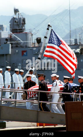 Un misto servizi scrigno team porta la bandiera-drappeggiato scrigno di ignoto Veterani del Vietnam Era verso la fregata USS BREWTON (FF 1086), a conclusione di una ghirlanda di cerimonia di posa. Il feretro sarà trasportato in California e poi trasferite per il Cimitero Nazionale di Arlington per inumazione presso la Tomba degli Ignoti. Foto Stock