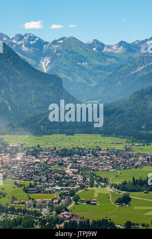Antenna del villaggio di Oberstdorf in Algovia con montagne in formato verticale Foto Stock