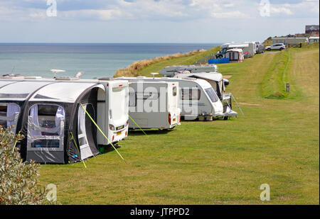 Una vista di una rupe campeggio presso il North Norfolk resort di Mundesley-on-Sea, Norfolk, Inghilterra, Regno Unito. Foto Stock