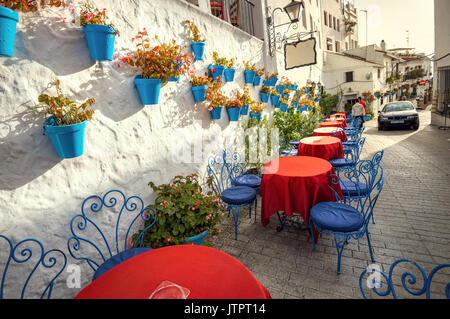 Mijas street con case decorate fiori in vasi di blu. Provincia di Malaga, Andalusia, Spagna Foto Stock