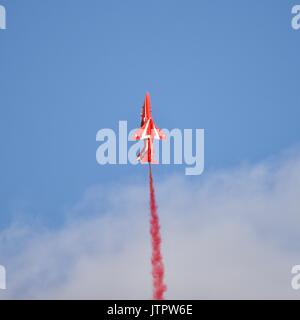 Le frecce rosse T1 Hawk in una salita verticale Foto Stock