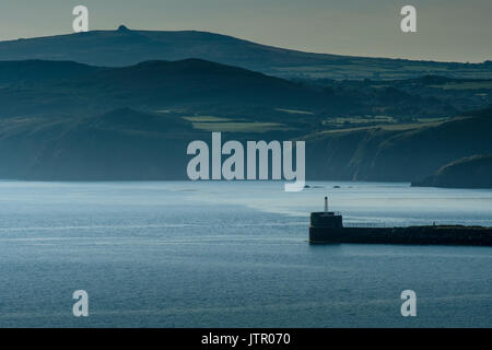 La parete del porto a Goodwick, Fishguard, Pembrokeshire, Galles Foto Stock