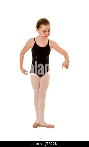 Una giovane ragazza di balletto ballerini braccio le pratiche e le posizioni del piede in classe Foto Stock
