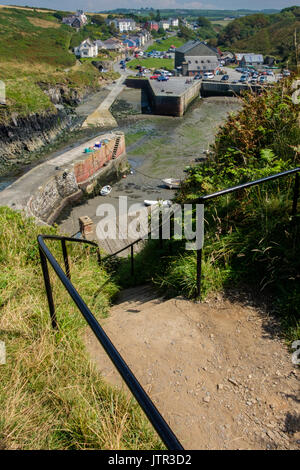 Il Pembrokeshire Coast Path scende giù nel porto Porthgain, Portgain, Pembrokeshire, Galles Foto Stock