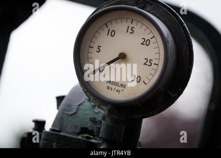 Pressione misuratore di sicurezza sul motore di vapore a Abbey Pumping Station è leicester del museo nazionale della scienza e della tecnologia in Leicester Foto Stock