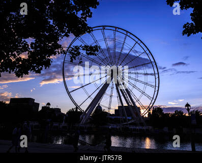 Situato sull isola di Bonsecours in Montreal del vecchio porto, questa ruota di osservazione trasporta i piloti 60 metri in aria per una bella vista panoramica. Foto Stock